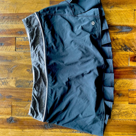Black lululemon skort - Picture 1 of 8
